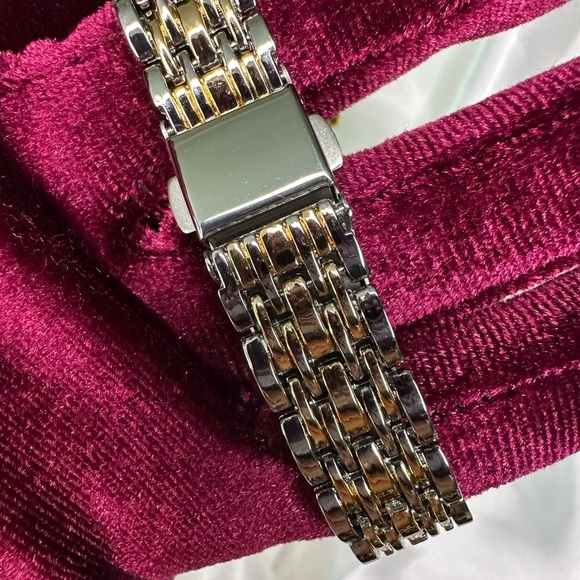 Steel modern Women's Gold and Silver Quartz Watch - Picture 4 of 8